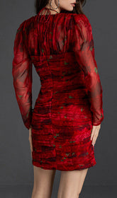 MINIKLEID MIT V-AUSSCHNITT UND ROSENDRUCK